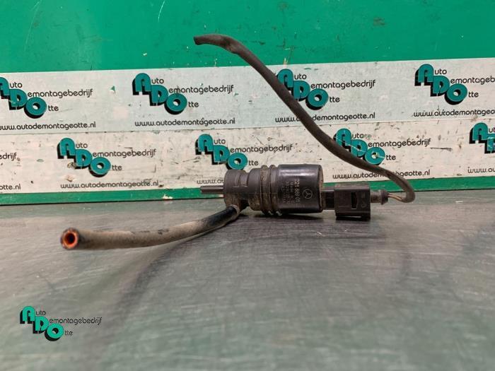 Ruitensproeierpomp voor van een Mercedes Sprinter (Sprinter, Auto-onderdelen, Ruiten en Toebehoren, Mercedes-Benz, Gebruikt, 3 maanden garantie