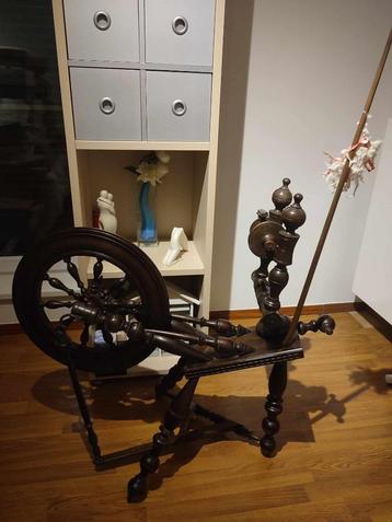 Mooi houten spinnewiel in zeer goede staat beschikbaar voor biedingen