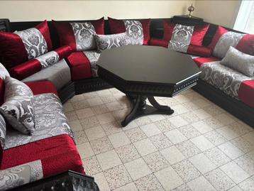 Salon marocain avec une belle table, couleur gris et rouge, Enlèvement, Comme neuf