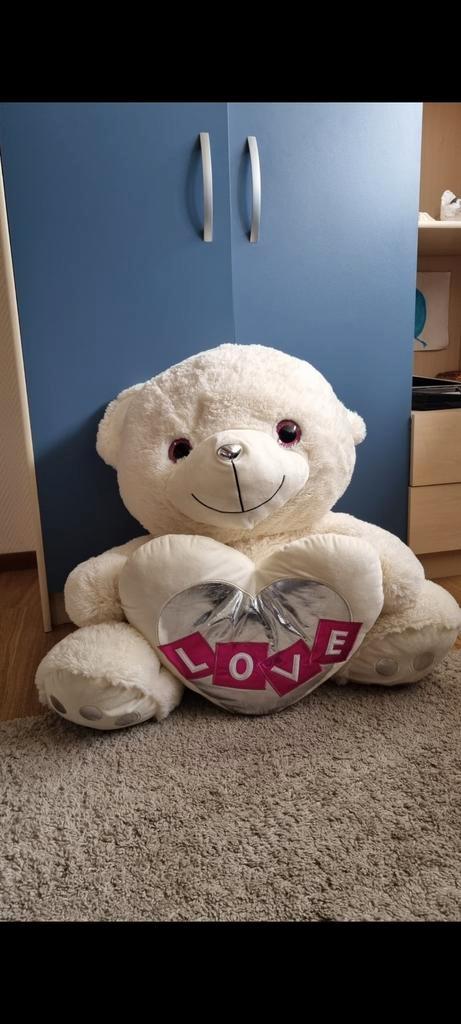 Perfect VALENTIJNSCADEAU! Grote, fluffige "Love" beer, Kinderen en Baby's, Speelgoed | Knuffels en Pluche, Zo goed als nieuw, Beer