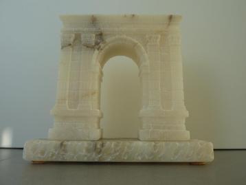 Romeinse triomfboog in alabaster. beschikbaar voor biedingen