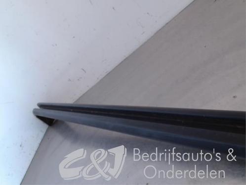 Rail porte coulissante droite d'un Opel Vivaro, Autos : Pièces & Accessoires, Carrosserie & Tôlerie, Opel, Utilisé, 3 mois de garantie