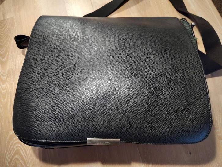 Louis Vuitton Shoulder Bag M30142 “Viktor” Taiga, Handtassen en Accessoires, Tassen | Schoudertassen, Zo goed als nieuw, Overige merken