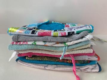 ♫ Pakketje slabbekes/bavetjes (14) beschikbaar voor biedingen