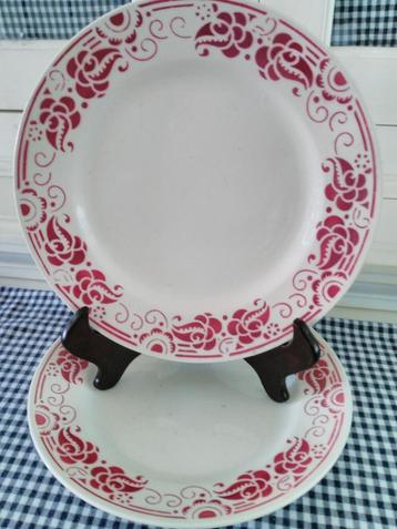 2 assiettes à décor en spray ART DECO NOUVEAU rouge et blanc, Enlèvement