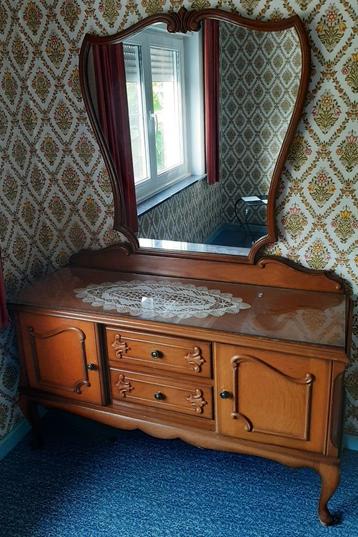 Commode met spiegel  beschikbaar voor biedingen