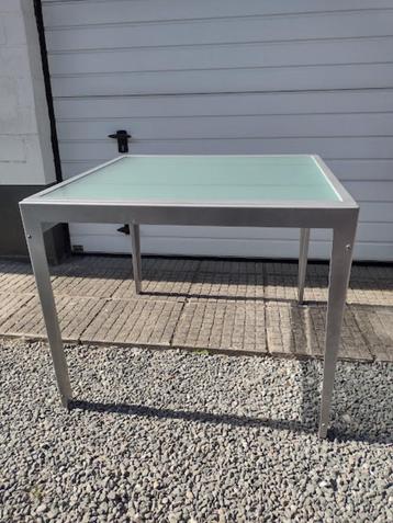 Glazen tafel (binnen of buiten) 4 personen beschikbaar voor biedingen
