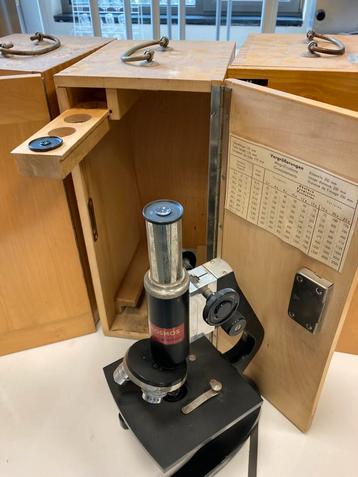 Oude schoolmicroscopen beschikbaar voor biedingen