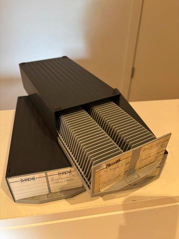 3 Dozen met slides voor dia’s beschikbaar voor biedingen