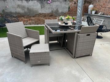 Tuintafel met glasinleg, 4 stoelen en 2 krukjes beschikbaar voor biedingen