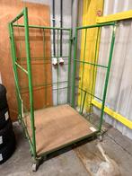 Metalen kar op wielen met houten bodem, Ophalen