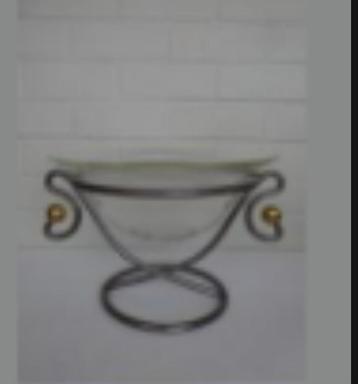 Bowl op metalen staander beschikbaar voor biedingen