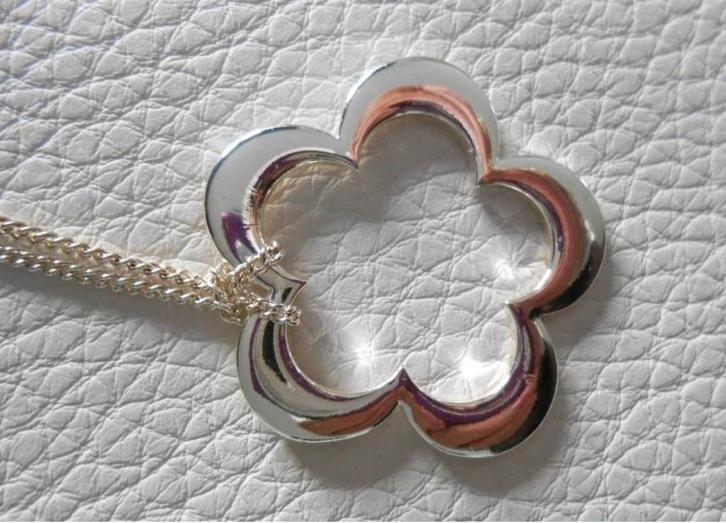 AVON: De halsketting „Balloon Flower”, Handtassen en Accessoires, Kettingen, Nieuw, Zilver, Zilver, Ophalen of Verzenden