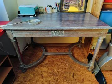 bureau(tafel) beschikbaar voor biedingen