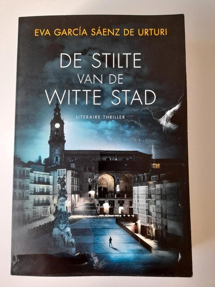 Eva García Sáenz de Urturi - De stilte van de witte stad, Boeken, Thrillers, Zo goed als nieuw, Ophalen