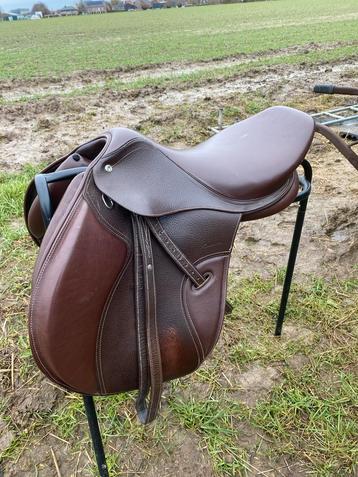Fouganza zadel 17,5 inch met verwisselbare bomen beschikbaar voor biedingen
