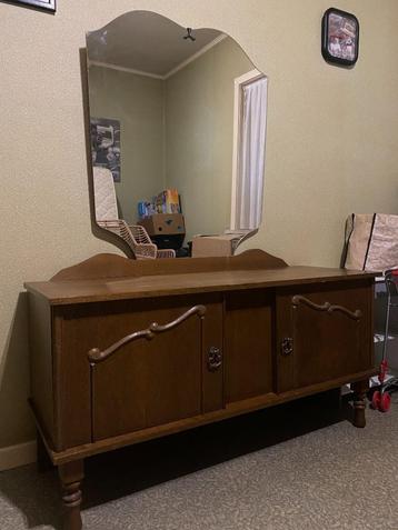 Houten kast met spiegel beschikbaar voor biedingen