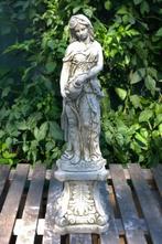 Betonnen tuinbeeld - dame met kruik op sokkel, Tuin en Terras, Nieuw, Beton, Mensenbeeld, Ophalen