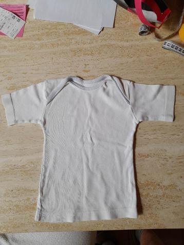 Wit onderhemdje met bleekblauwe boord baby (maat 50)