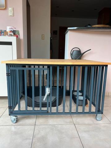 Robuuste binnen bench voor middelgrote hond beschikbaar voor biedingen