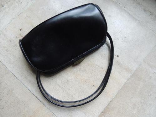 kleine zwarte tas van leer of imitatie, Handtassen en Accessoires, Tassen | Damestassen, Zo goed als nieuw, Avondtasje, Zwart