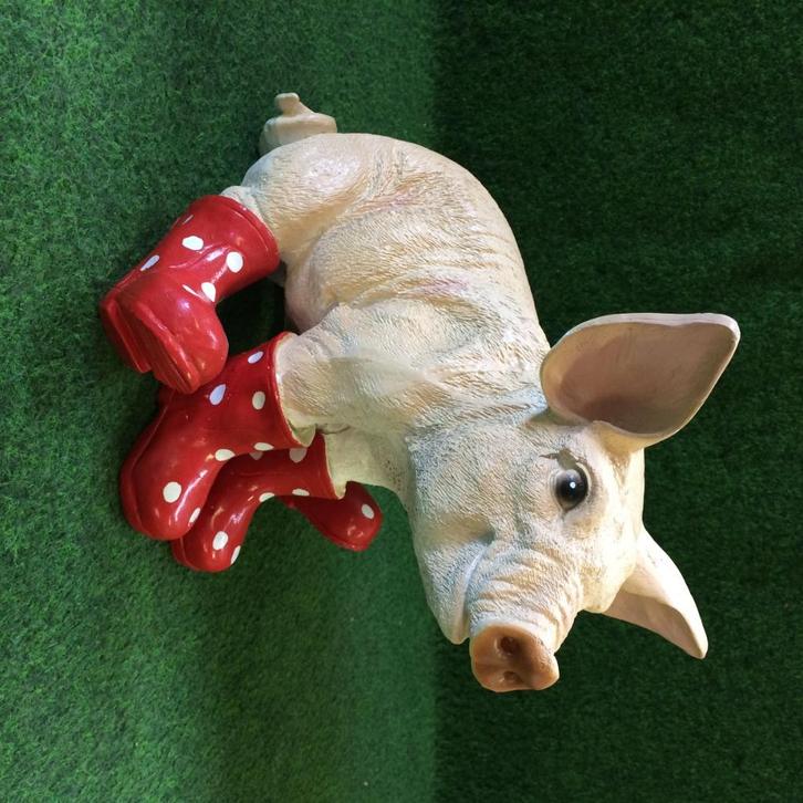 Varken zittend met rode laarzen polkadot groot, Tuin en Terras, Tuinbeelden, Nieuw, Dierenbeeld, Kunststof, Ophalen of Verzenden