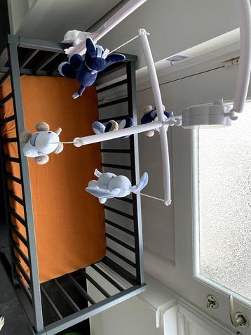 Wieg + matras + mobiel beschikbaar voor biedingen