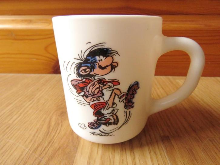 mug tasse Gaston Lagaffe de 1984 en arcopal, Huis en Inrichting, Keuken | Servies, Gebruikt, Kop(pen) en/of Schotel(s), Ophalen of Verzenden