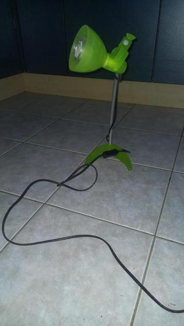 groene burealamp beschikbaar voor biedingen