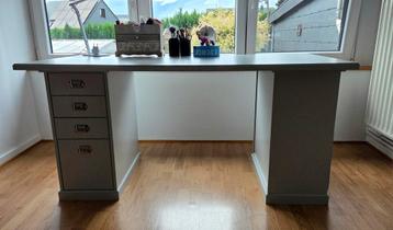 Bureau avec rangements beschikbaar voor biedingen