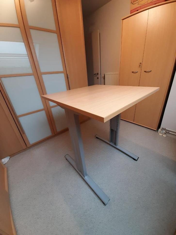 Kleine bureautafel van 80 cm x 80 cm kleur beuken, Huis en Inrichting, Bureaus, Zo goed als nieuw, Bureau, In hoogte verstelbaar