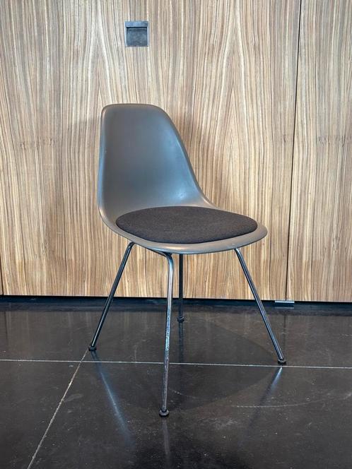 Vitra Eames stoel 2 stuks beschikbaar, Huis en Inrichting, Stoelen, Zo goed als nieuw, Ophalen