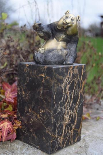 Panda zittend in brons op een marmeren sokkel  beschikbaar voor biedingen