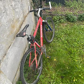 Rode fiets beschikbaar voor biedingen