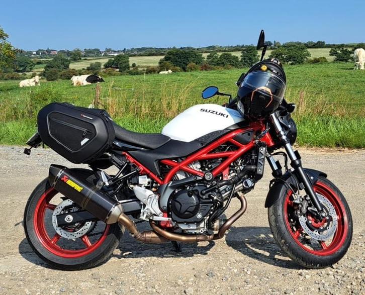 Suzuki SV650 (Akrapovic uitlaat, SW-Motech zadeltassen, ...), Motoren, Motoren | Suzuki, Particulier, Naked bike, meer dan 35 kW