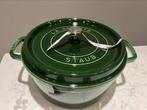 Staub la cocotte 28 cm Basilicum nieuw in de doos, Huis en Inrichting, Keuken | Potten en Pannen, Gietijzer, Nieuw, Ophalen of Verzenden