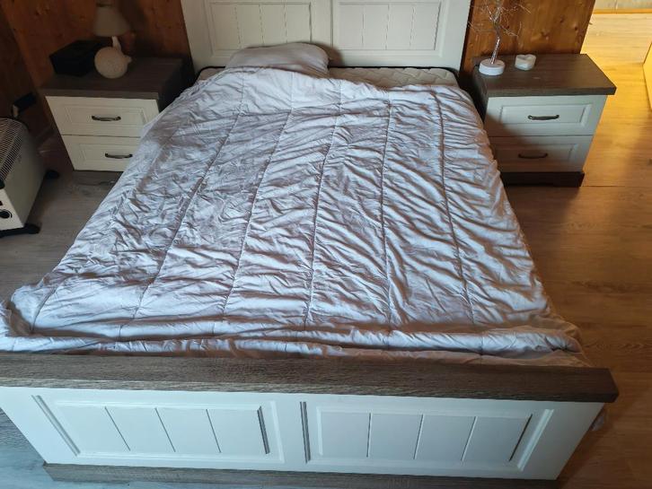 Magnifique lit 140x200, Maison & Meubles, Chambre à coucher | Lits, Comme neuf, Deux personnes, Enlèvement