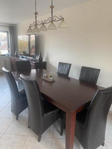 Eetplaats met 6 stoelen + dressing + vitrine beschikbaar voor biedingen