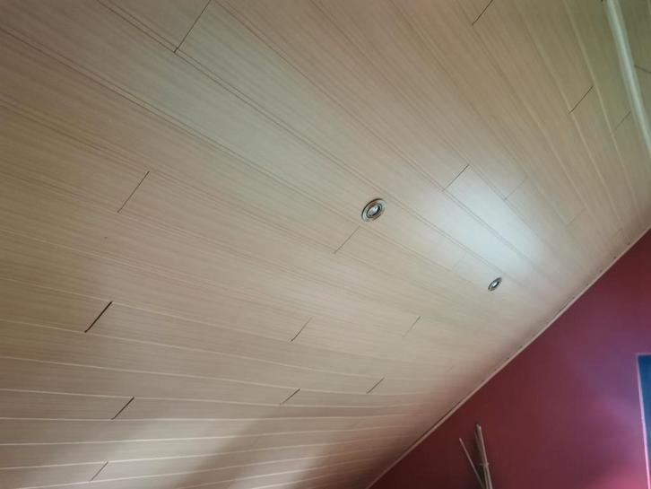 Laminaat voor plafonds.2 grote slaapkamers.gratis!!, Doe-het-zelf en Bouw, Platen en Panelen, Zo goed als nieuw, Ophalen