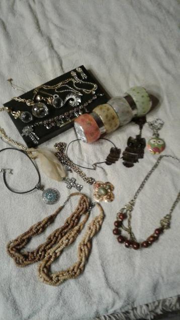 Sieraden (hangers, halskettingen, armbanden, broches) stuk o beschikbaar voor biedingen