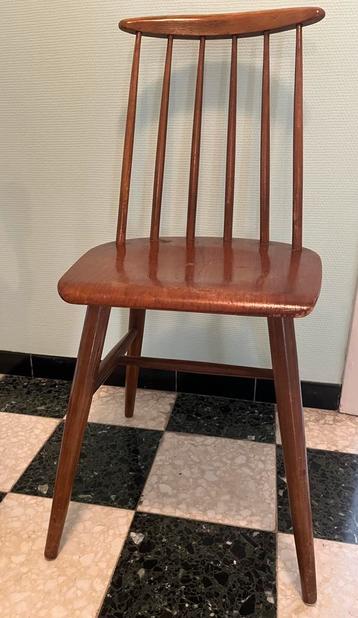 Chaise en bois beschikbaar voor biedingen