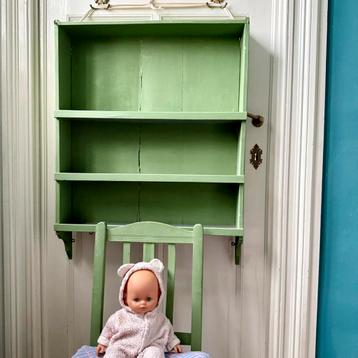 Vintage kinderset - groene stoel en plank beschikbaar voor biedingen