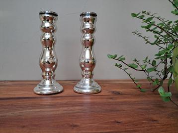 2 zilver kleurige kandelaars (zie foto's) beschikbaar voor biedingen