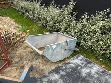 grue à benne basculante pour poubelles, Enlèvement
