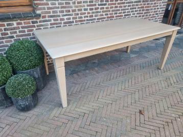 Vol eiken eettafel  beschikbaar voor biedingen