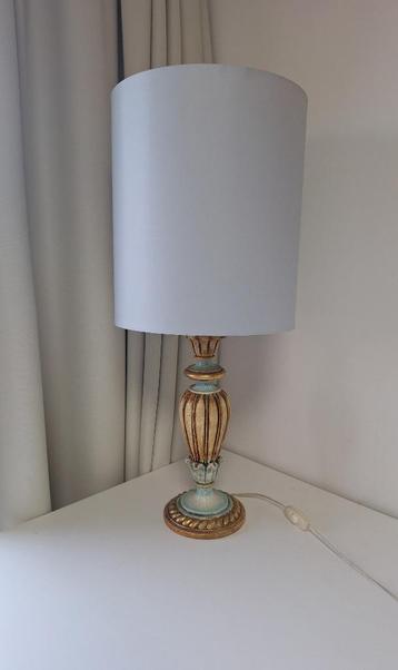 Barokke Lampenvoet Met Vintage Patina En Moderne Kap beschikbaar voor biedingen
