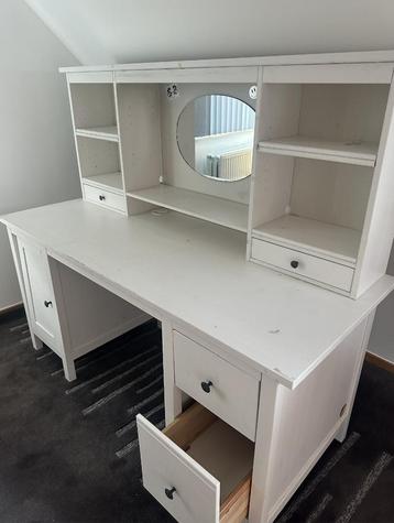 bureau + opzetstuk beschikbaar voor biedingen