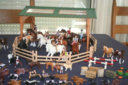 Schleich Enclos, toit, 10 chevaux, 10 cavaliers , 7 poneys.., Collections, Jouets, Utilisé, Enlèvement ou Envoi