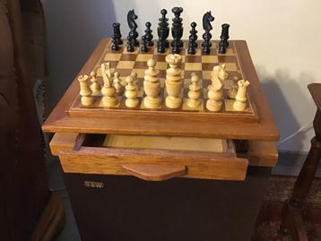 Klein massief houten schaakspel met Regency schaakstukken. beschikbaar voor biedingen