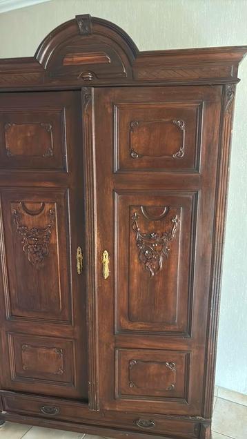 Houten kledingkast in Louis XVI-stijl met houtsnijwerk beschikbaar voor biedingen
